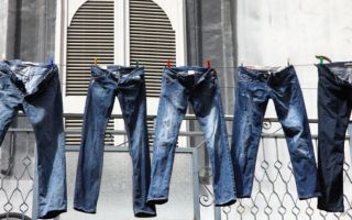 Cómo secar los jeans rápidamente después del lavado: en casa y al aire libre