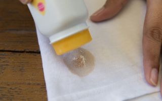 كيفية إزالة تفاحة من ملابس الأطفال