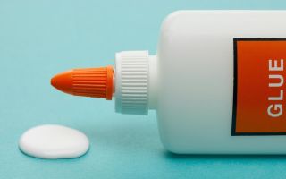 So entfernen Sie PVA-Kleber von der Kleidung