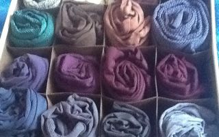 Wie man Strumpfhosen faltet: kompakt und schön