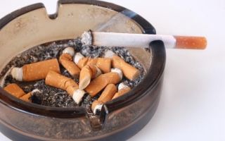 Como remover o cheiro de cigarro das roupas