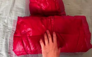 كيفية طي الجاكيتات بشكل مضغوط: الشتاء والخريف ، بقلنسوة وبدونها