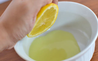 Πώς να λευκαίνει ένα άσπρο πουκάμισο από μια γκρι απόχρωση και κίτρινη