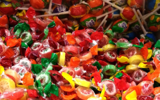 المكمل الغذائي E133: له تأثير خطير أم لا ، على الجسم