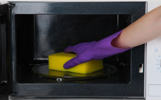 Come pulire il microonde con l'aceto a casa: un modo veloce in 5 minuti, con soda, acqua