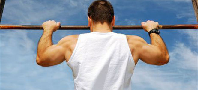 Accrocher à la barre horizontale: avantages pour la colonne vertébrale, quels muscles travaillent