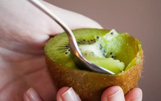 Kiwi: proprietà utili e controindicazioni