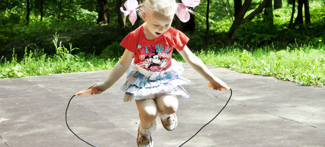 Corde à sauter: avantages et inconvénients, quels muscles travaillent, exercices, vidéos, critiques