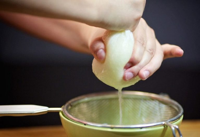 Løkjuice: det som hjelper med honning, fordeler for håret, i behandling ...